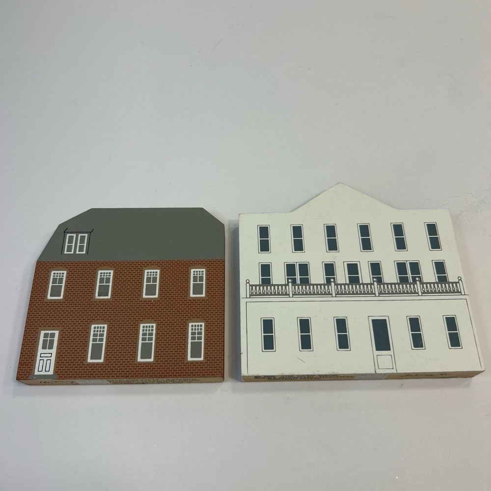 The Cats Meow Village (Lot of 2) Rocky Mountain Christmas Hotel Wheeler 1991 - Picture 2 of 8